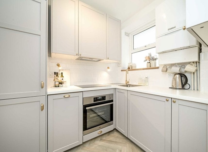 Flat Cathnor Road in Greater London