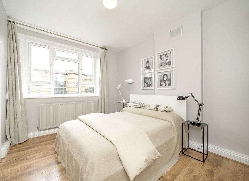 Flat Cathnor Road in Greater London