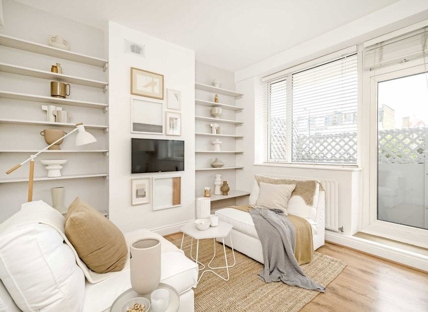 Flat Cathnor Road in Greater London