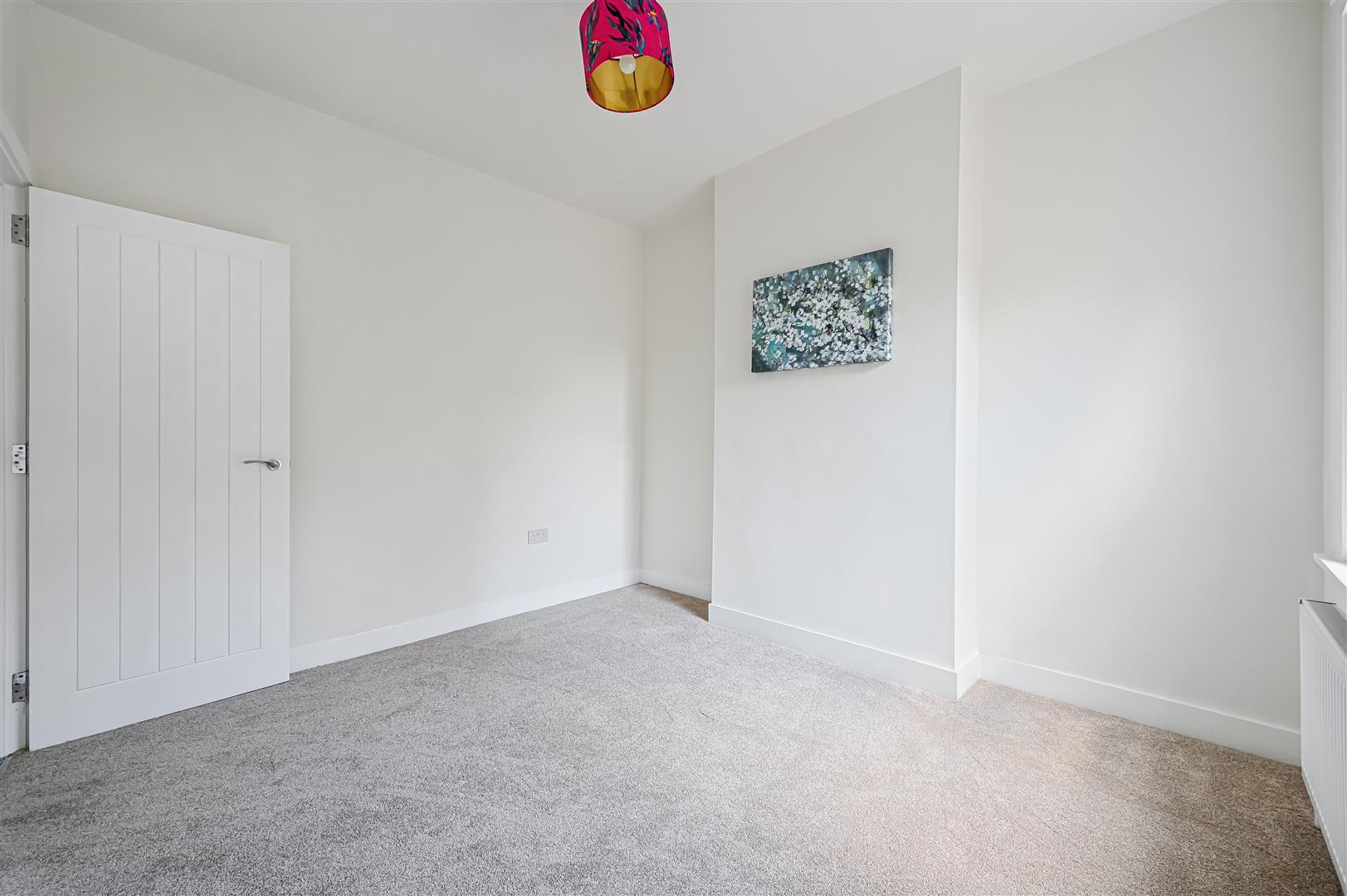 Flat Fortescue Road in Greater London