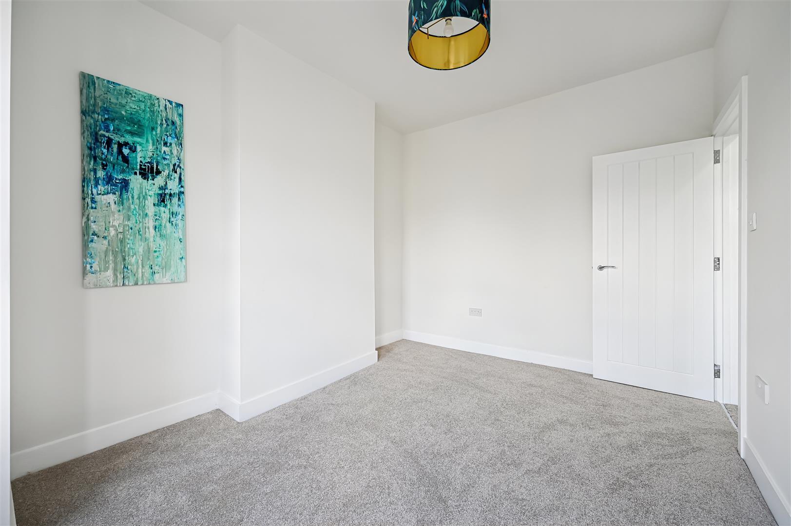 Flat Fortescue Road in Greater London