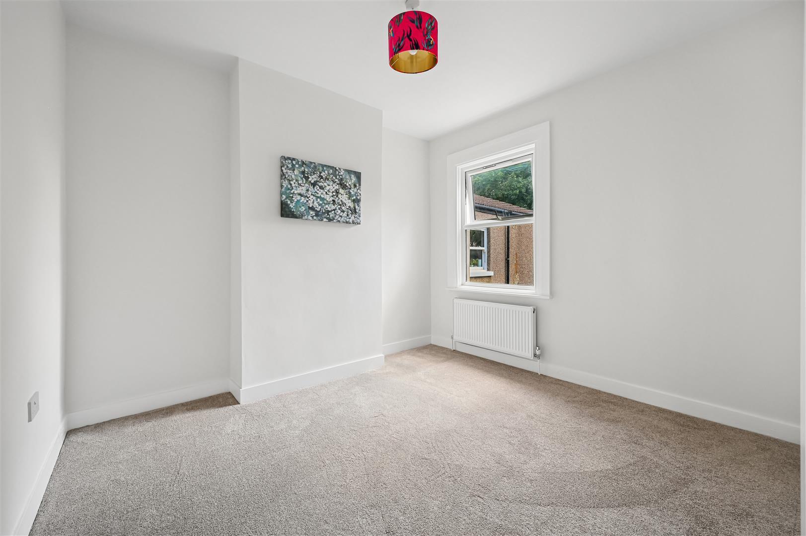 Flat Fortescue Road in Greater London