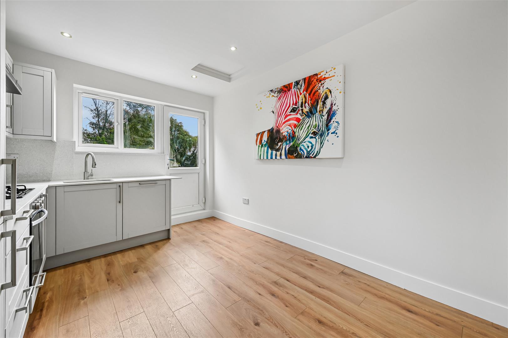 Flat Fortescue Road in Greater London