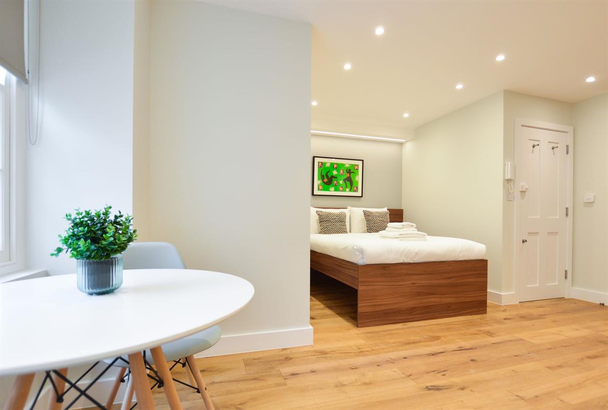 Flat Leinster Square in City of Westminster