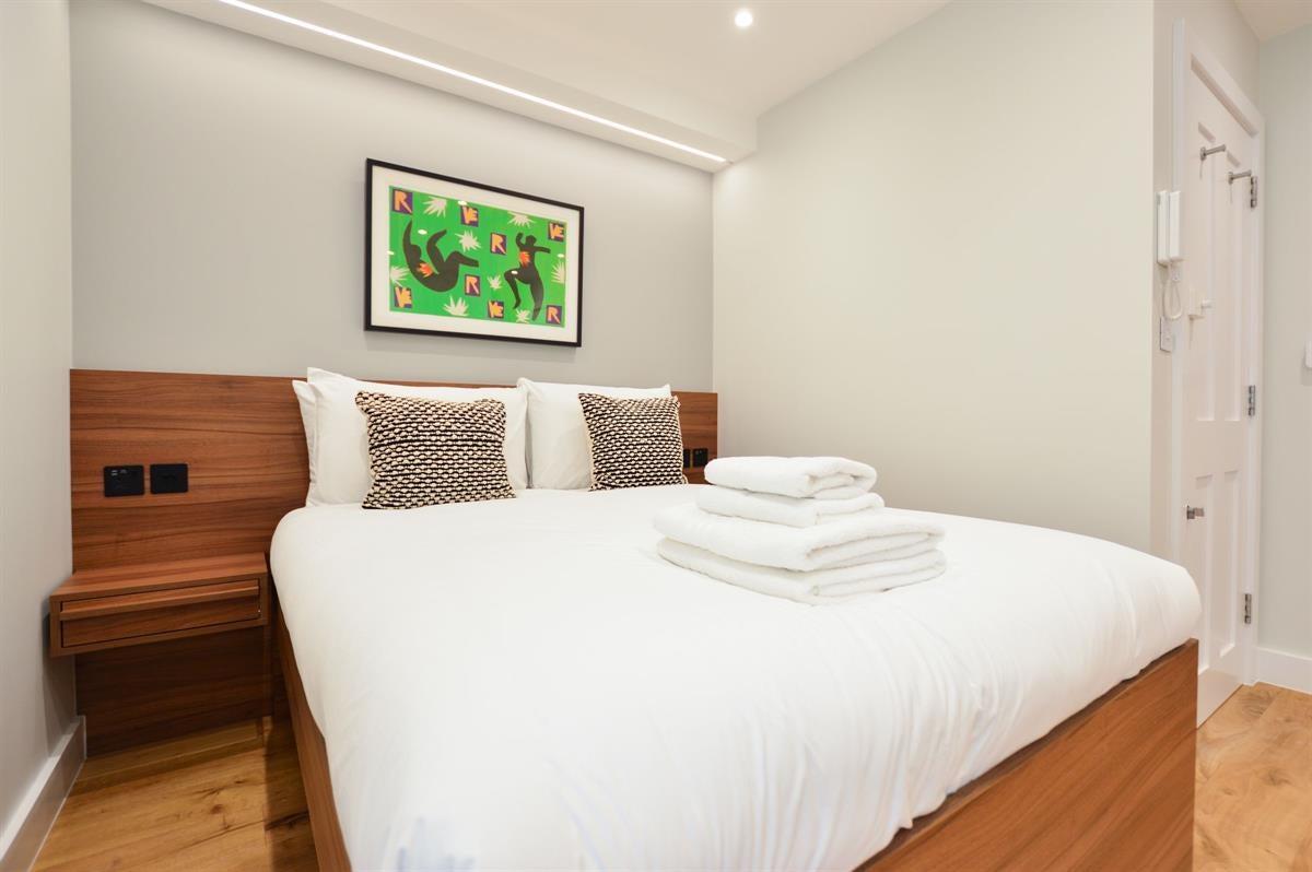 Flat Leinster Square in City of Westminster