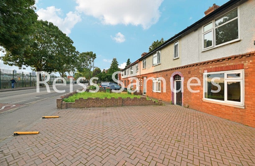 Flat Manor Road in Greater London