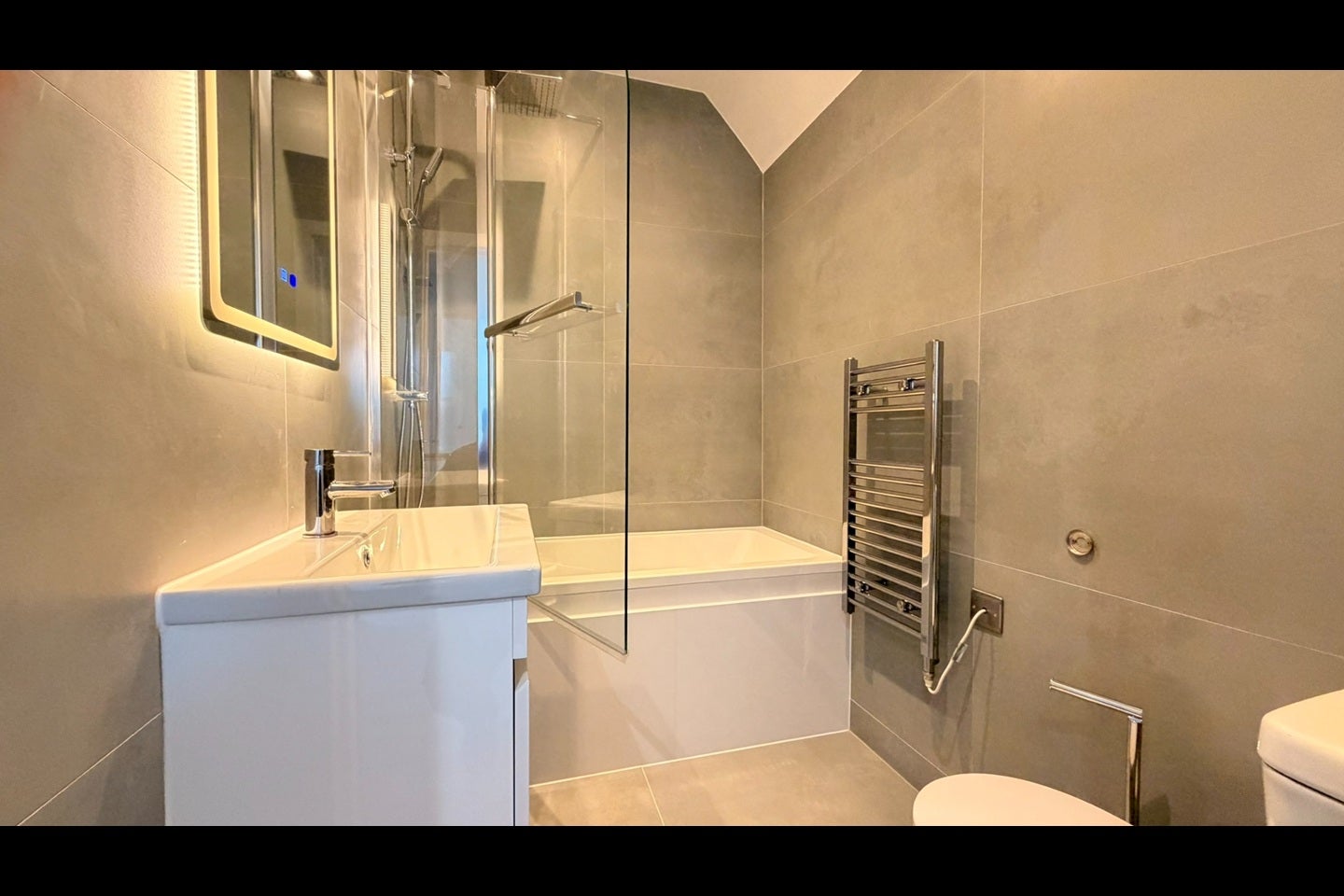 Flat Hinton Road in Greater London