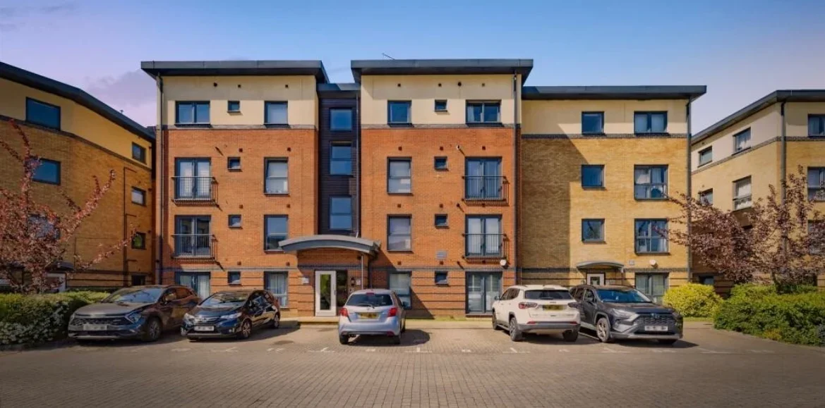 Flat Raven Close in Watford