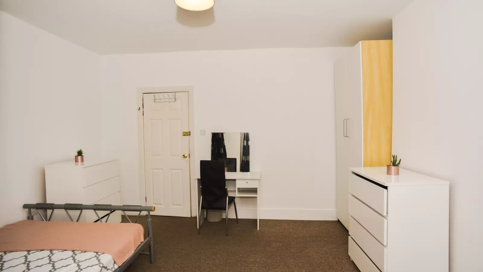 Flat Burley Road in Greater London