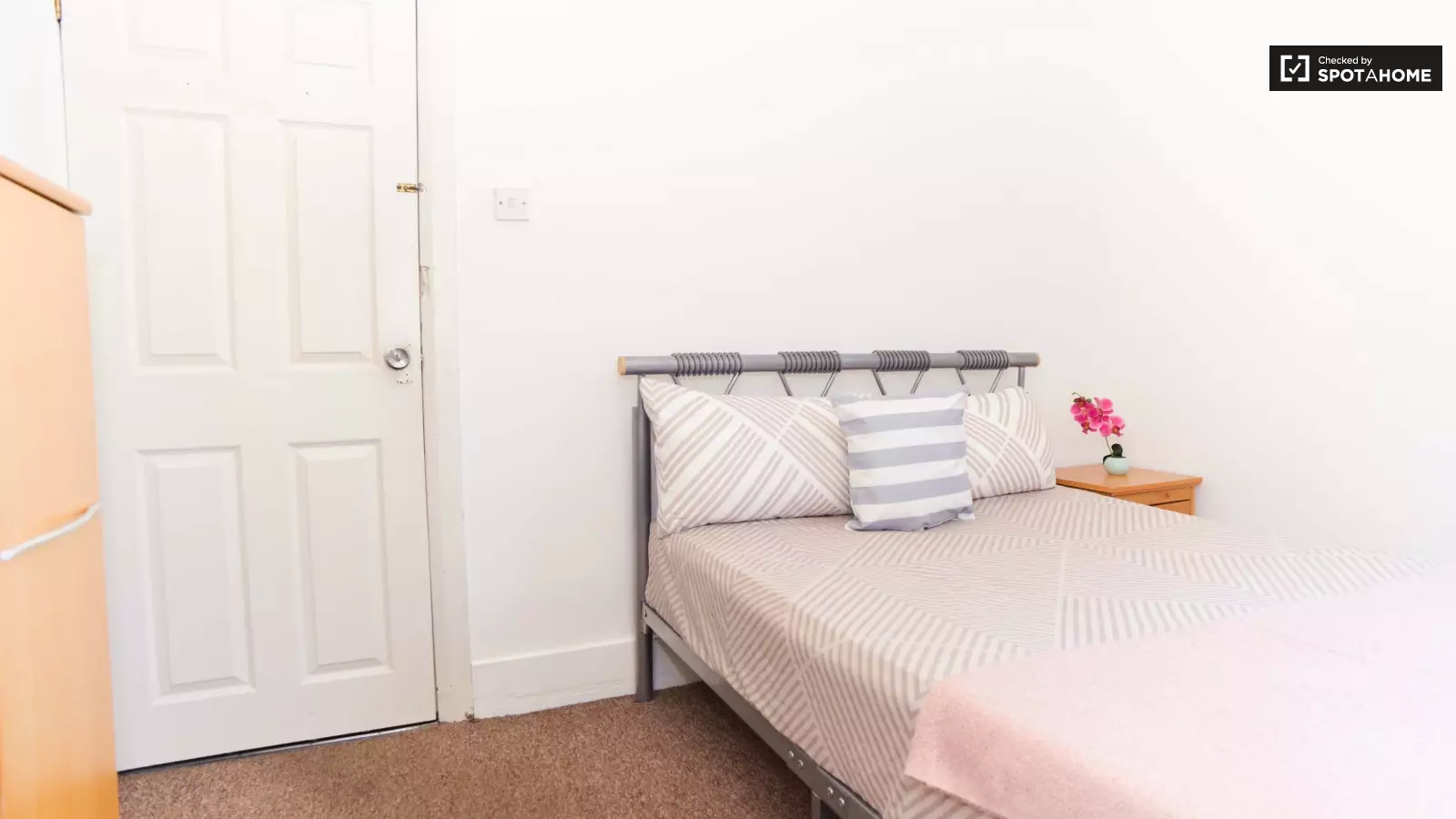 Flat Burley Road in Greater London