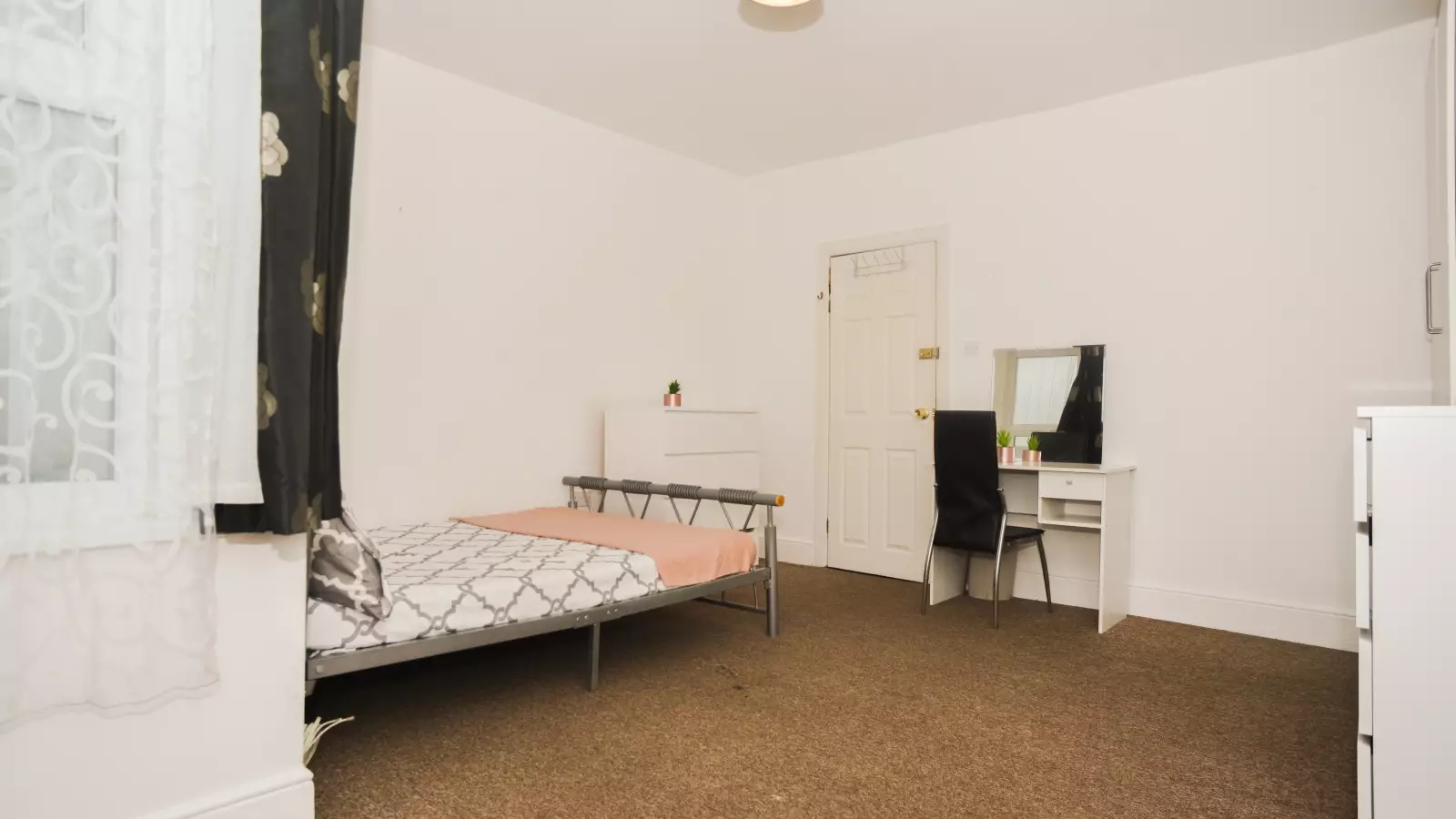 Flat Burley Road in Greater London
