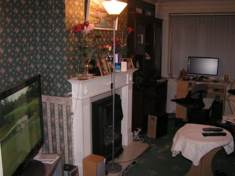 Room Round Wood Close in Cardiff