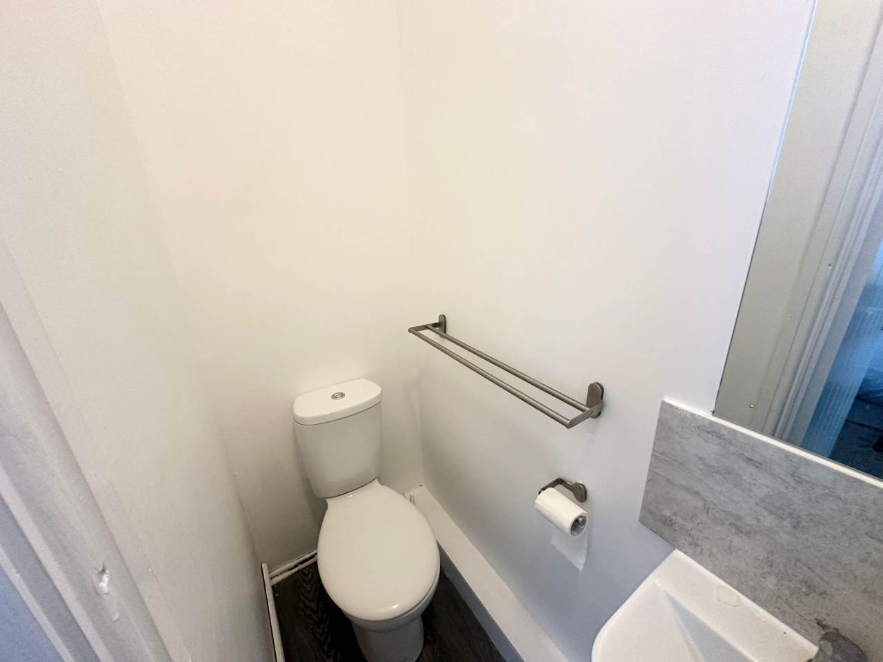 Room Glebe Avenue in Leeds
