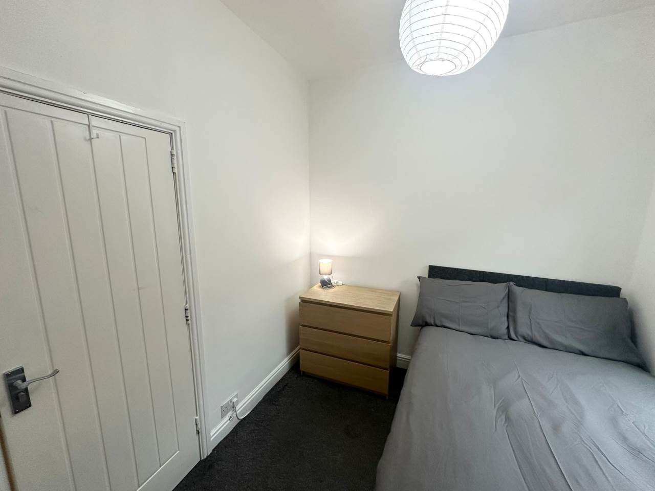 Room Glebe Avenue in Leeds
