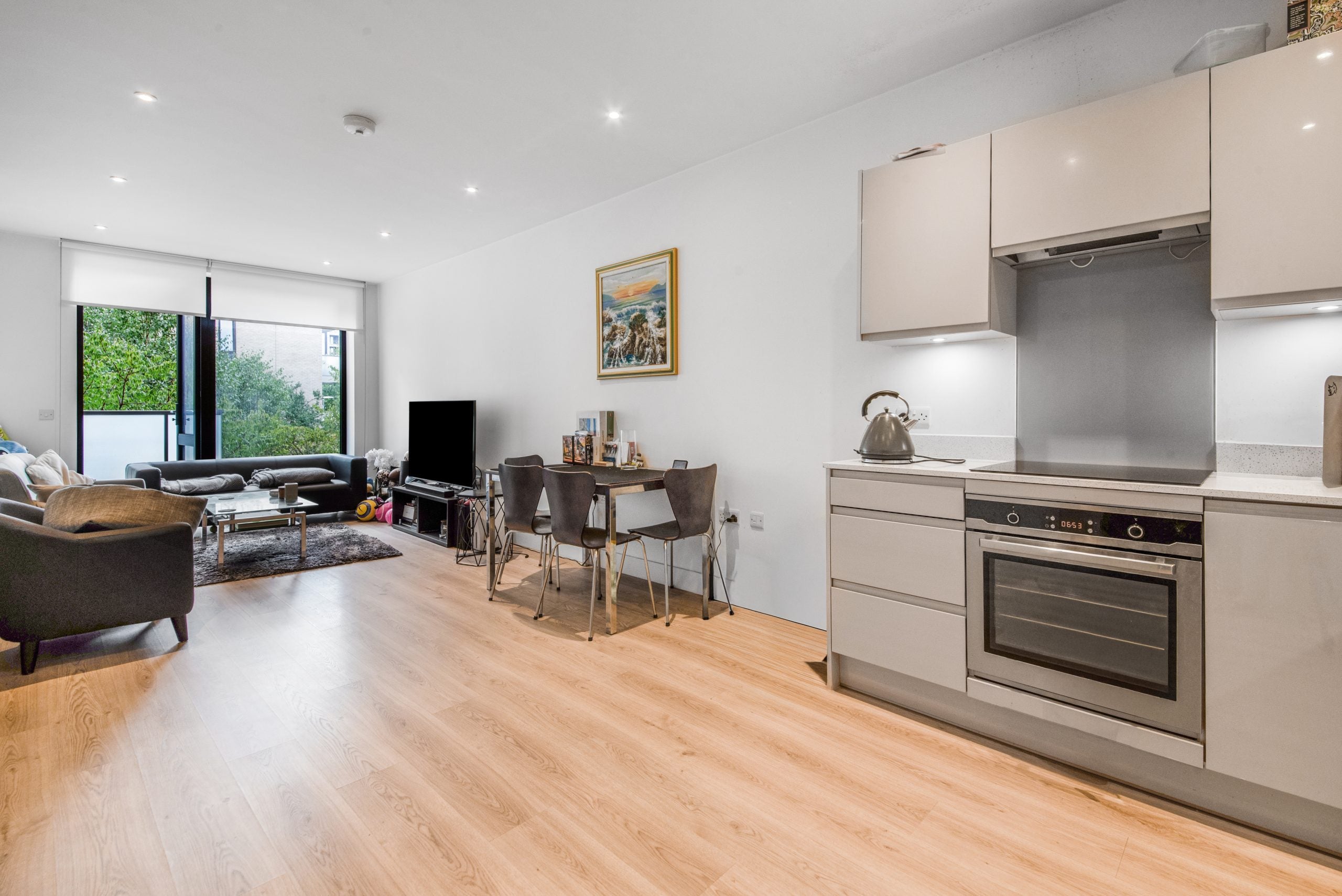 Flat Deauville Close in Greater London