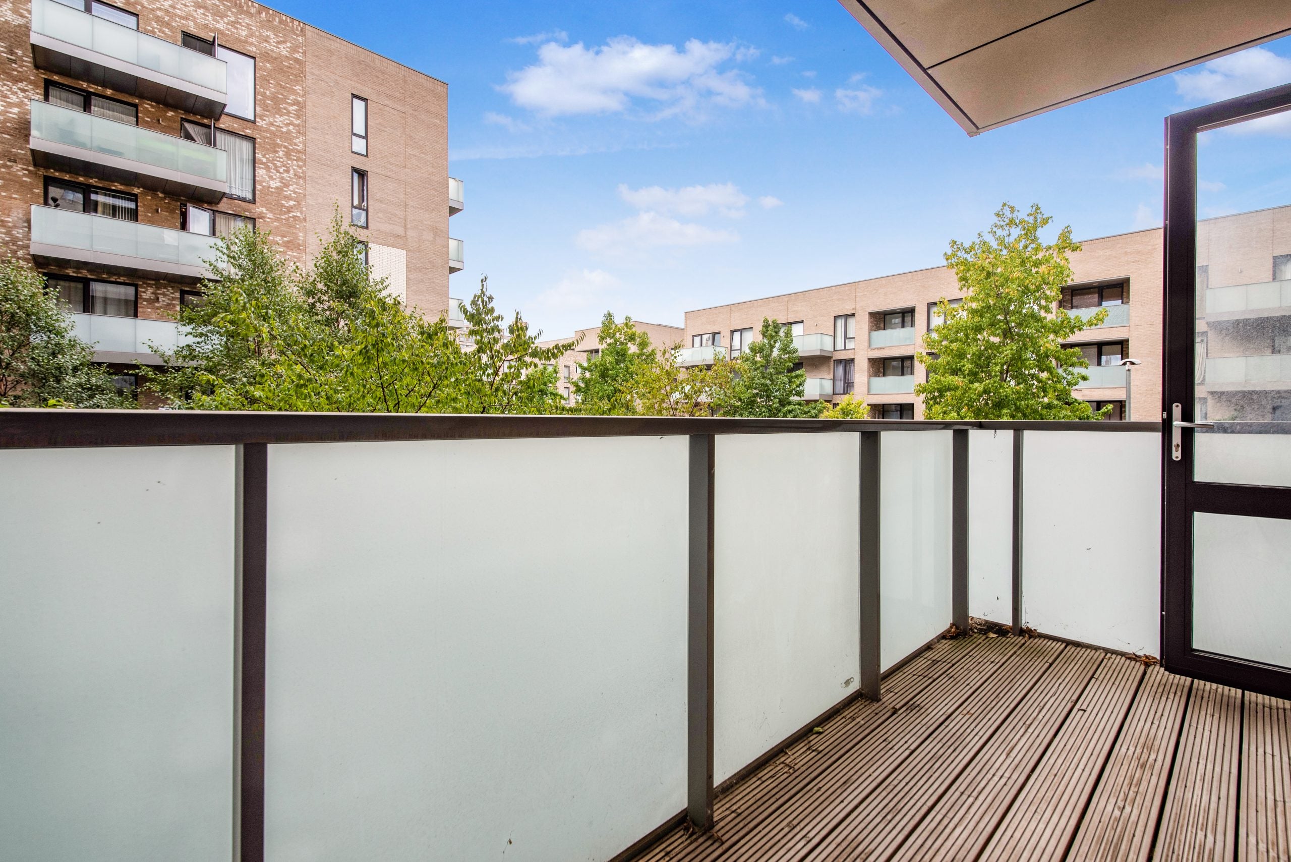 Flat Deauville Close in Greater London
