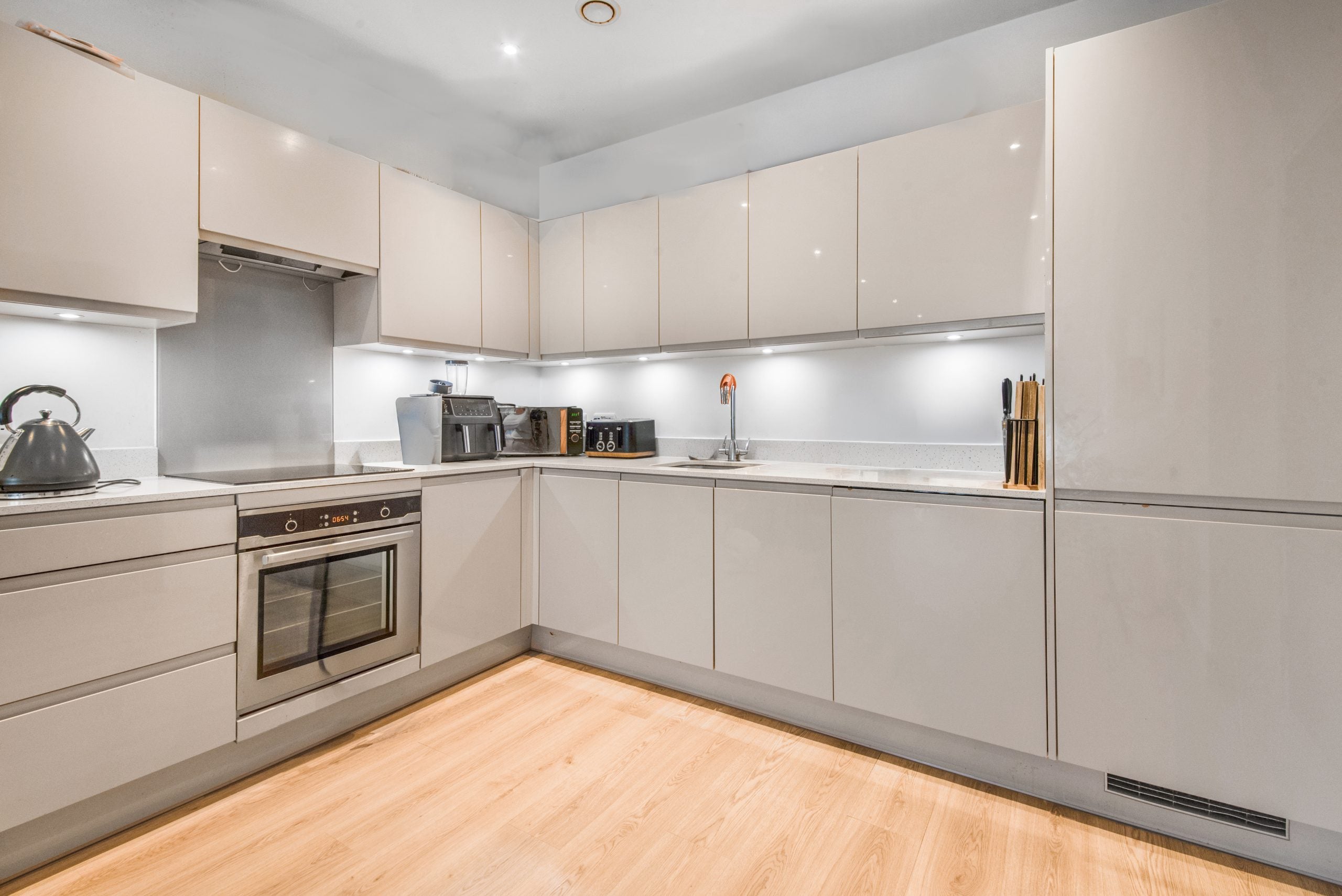 Flat Deauville Close in Greater London