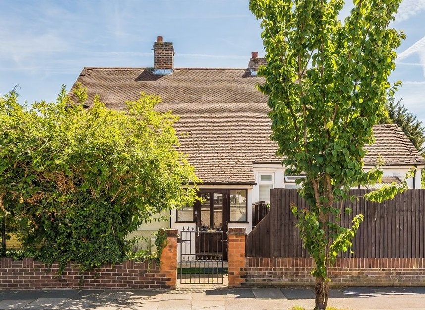 House Powder Mill Lane in Greater London