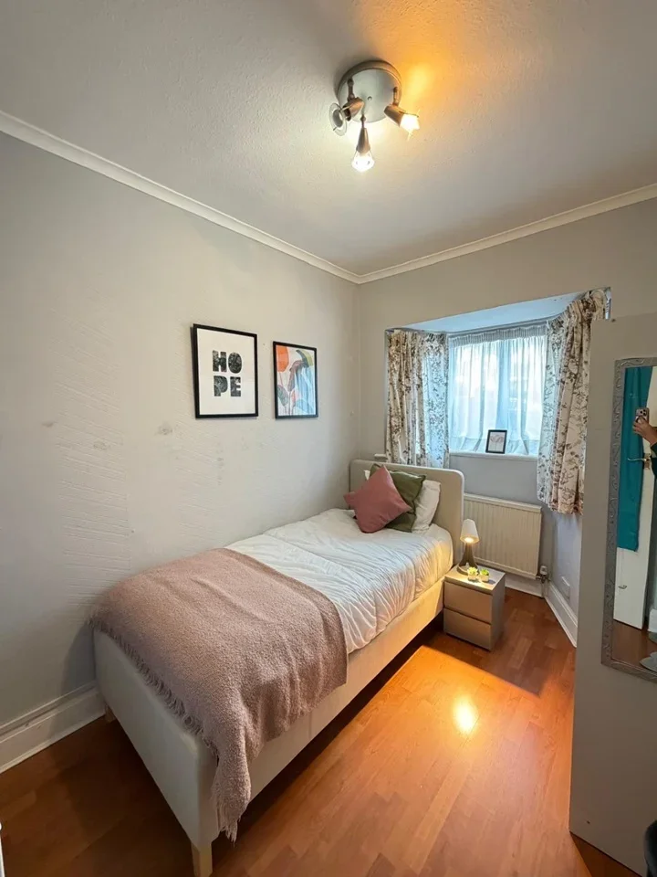 Room Barn Rise in Greater London