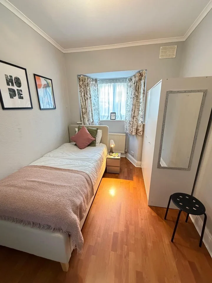Room Barn Rise in Greater London