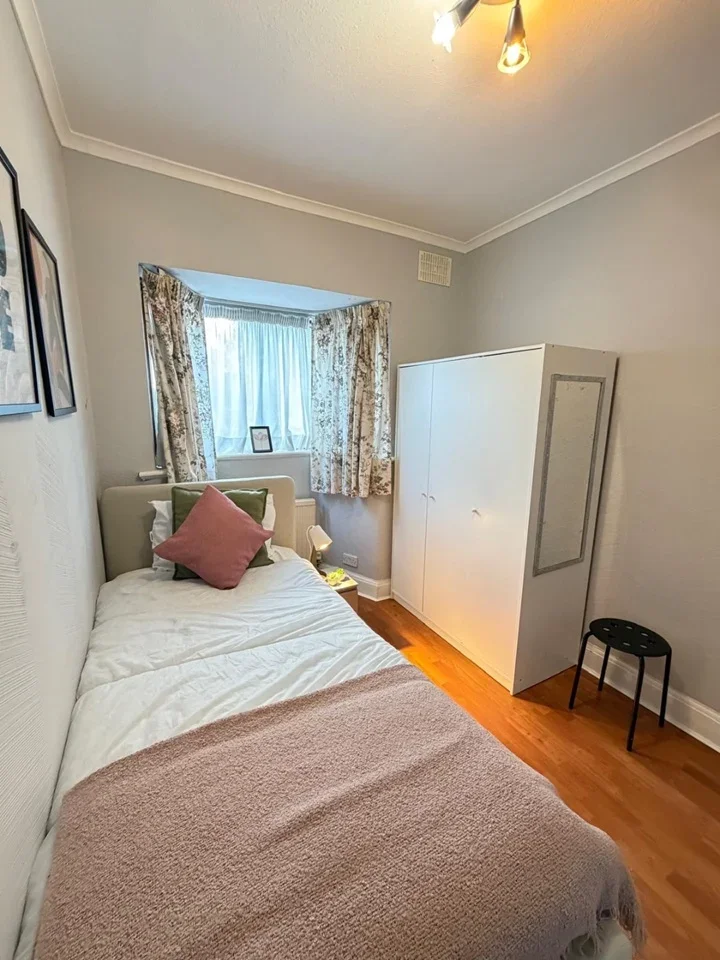 Room Barn Rise in Greater London