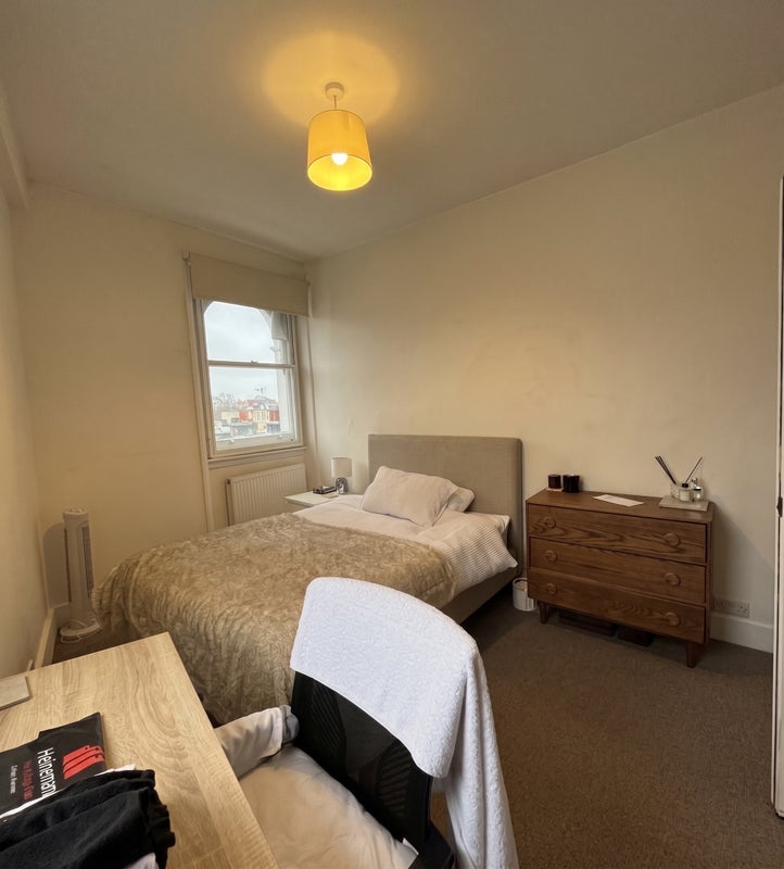 Room Fulham Road in Greater London