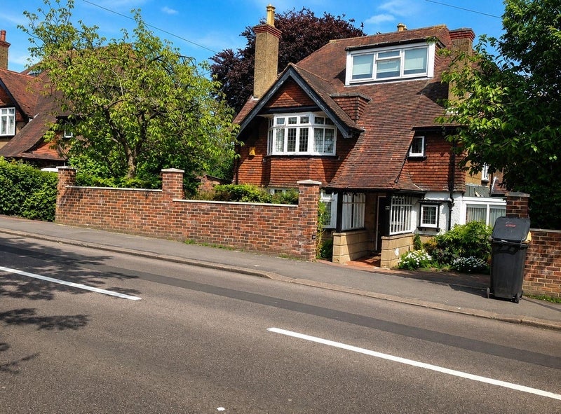 Room Woodcote Grove Road in Greater London