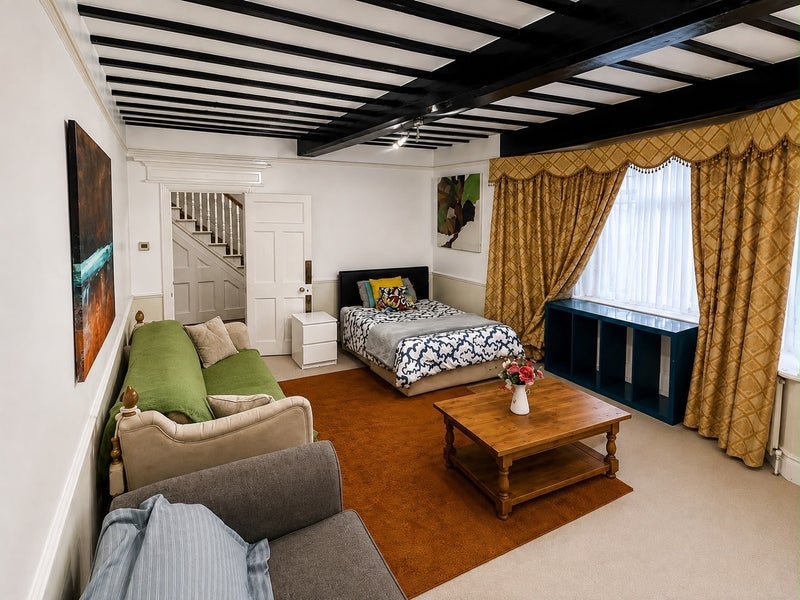 Room Woodcote Grove Road in Greater London