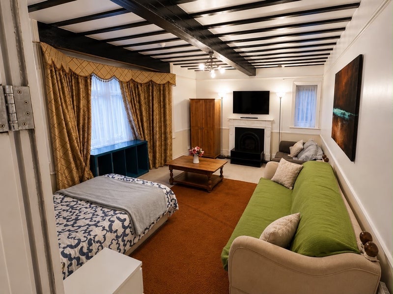 Room Woodcote Grove Road in Greater London