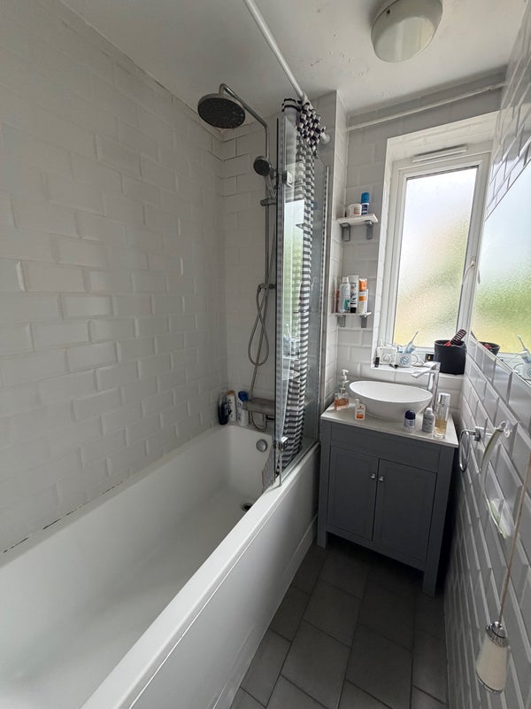 Room Rouel Road in Greater London