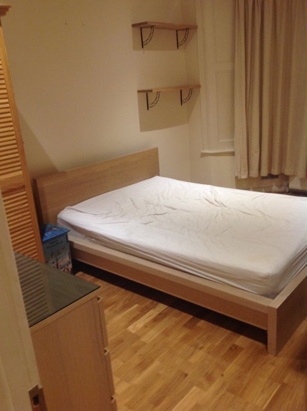 Flat Mossford Street in Greater London