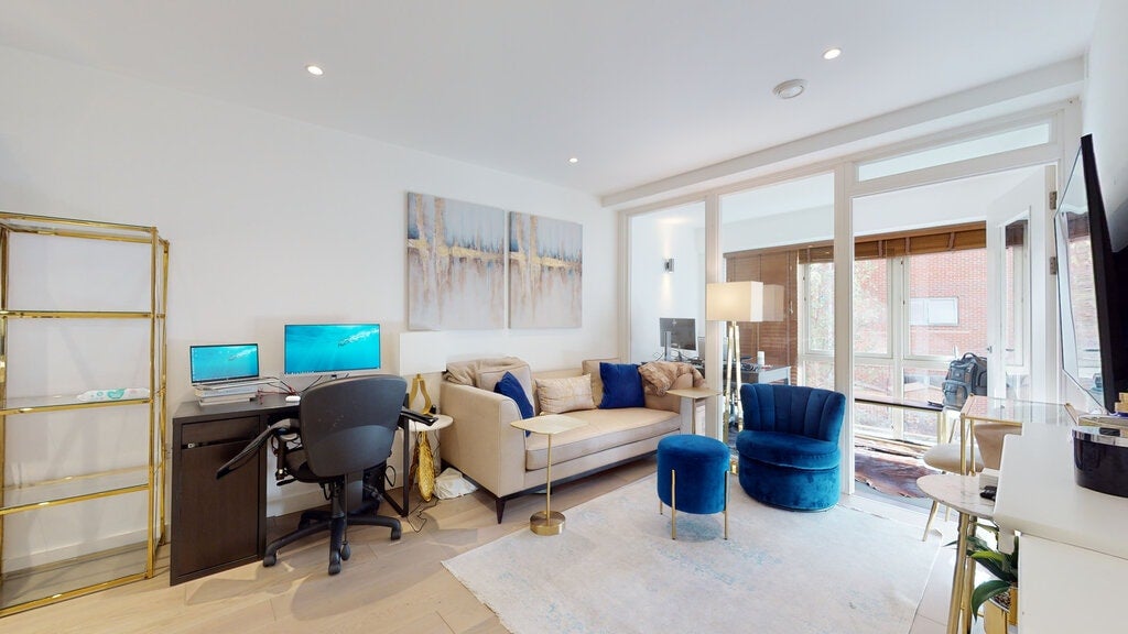 Flat Wilkinson Close in Greater London