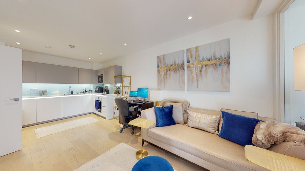 Flat Wilkinson Close in Greater London