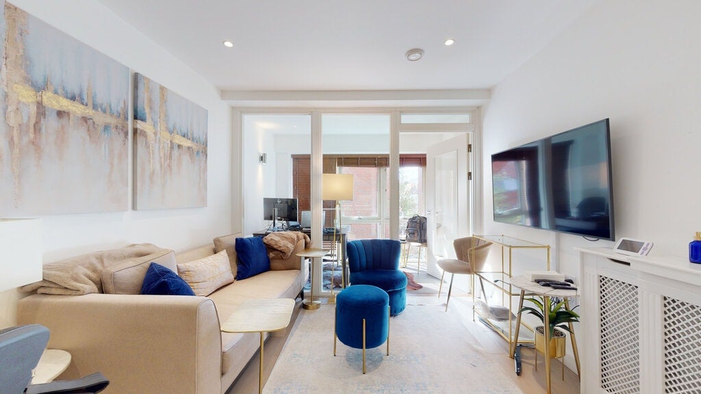 Flat Wilkinson Close in Greater London