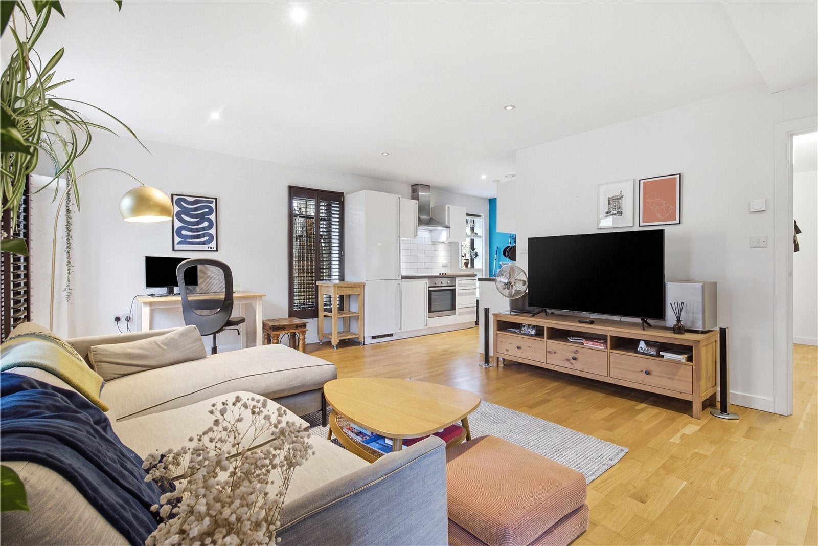 Flat Winkfield Road in Greater London