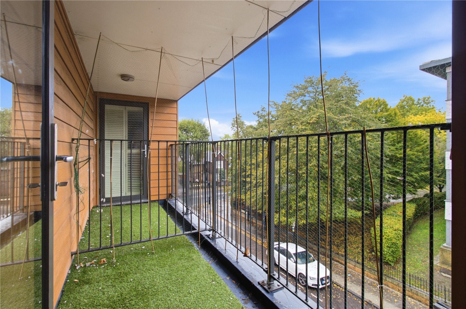 Flat Winkfield Road in Greater London