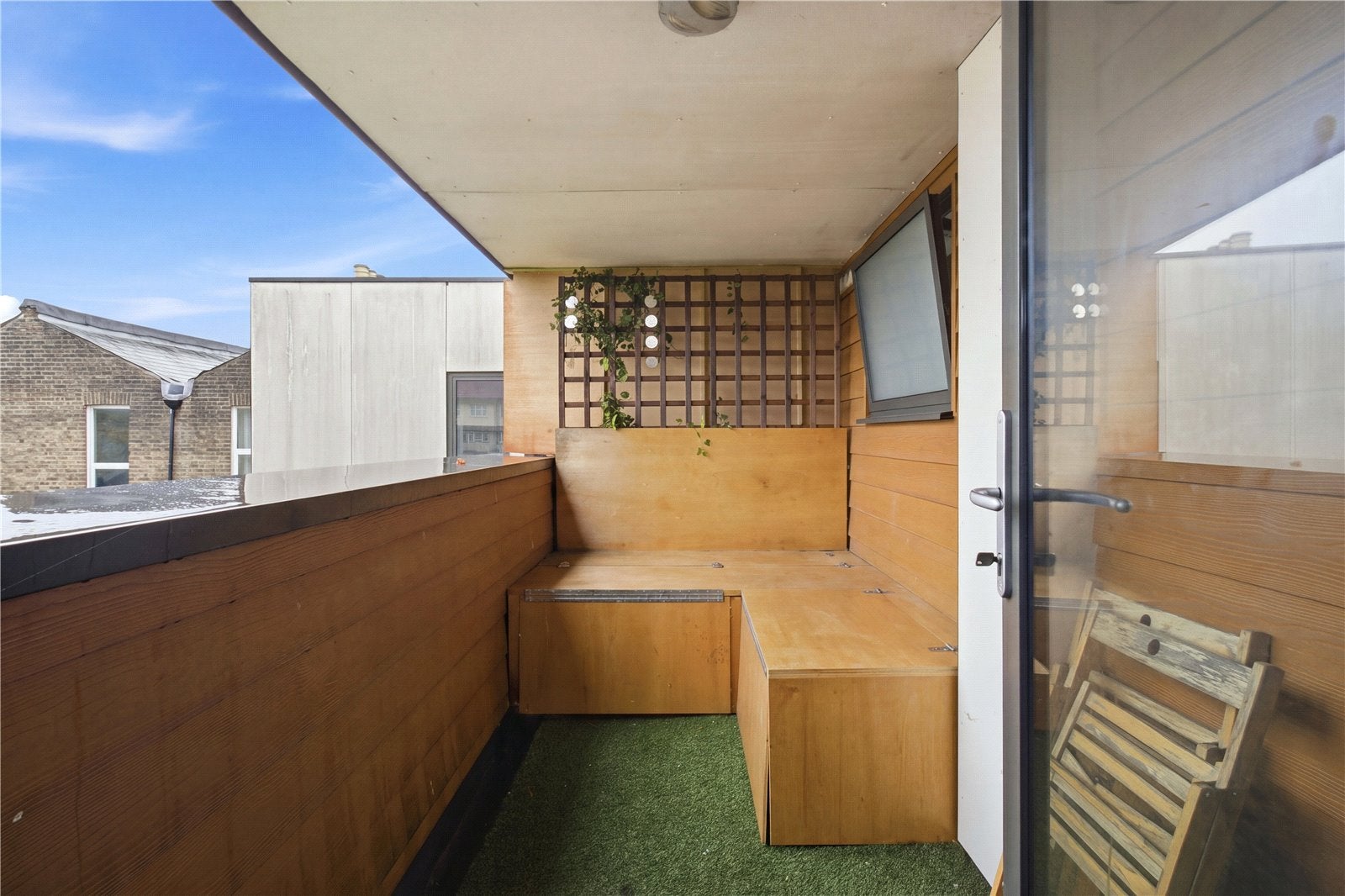 Flat Winkfield Road in Greater London