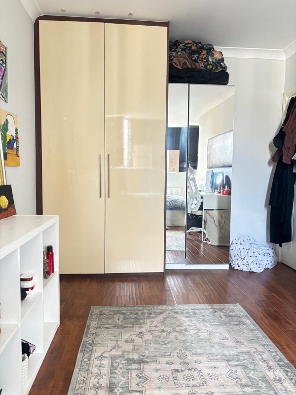 Room Batty Street in Greater London