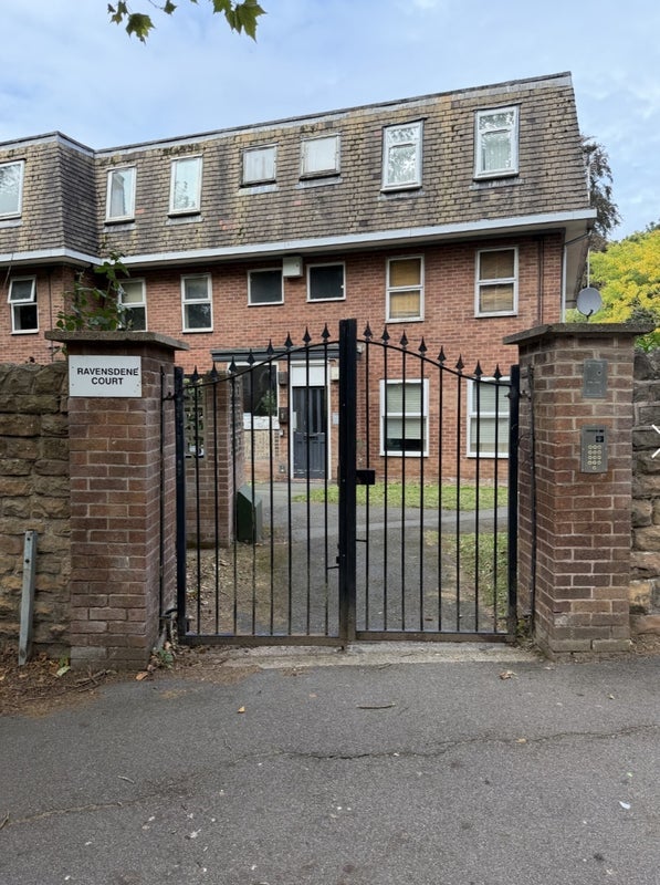 Flat Ravensdene Court in Nottingham