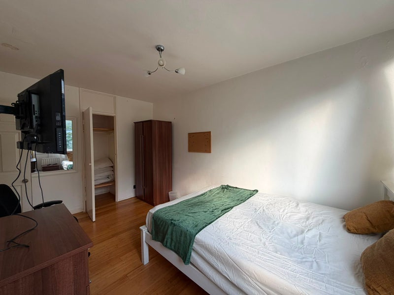 Room Fontley Way in Greater London