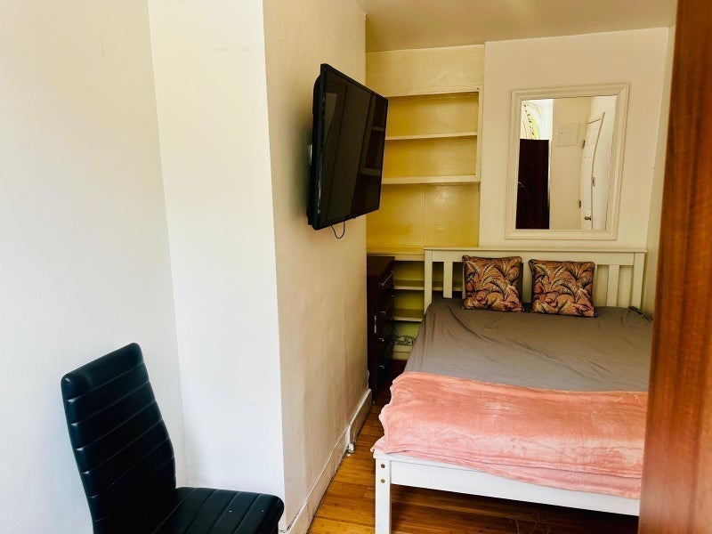 Room Fontley Way in Greater London
