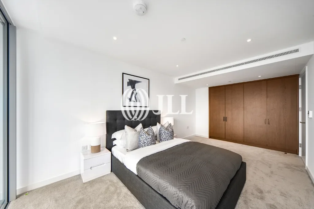 Flat Clove Crescent in Greater London