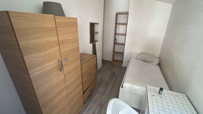 Room Malpas Road in Greater London
