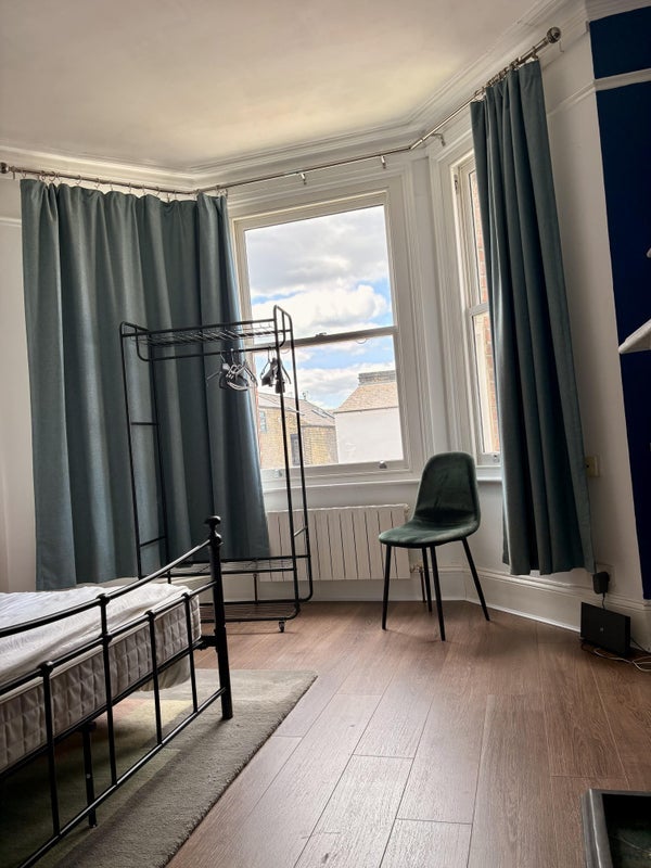 Room Chapter Road in Greater London