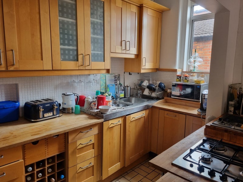 Room Chapter Road in Greater London
