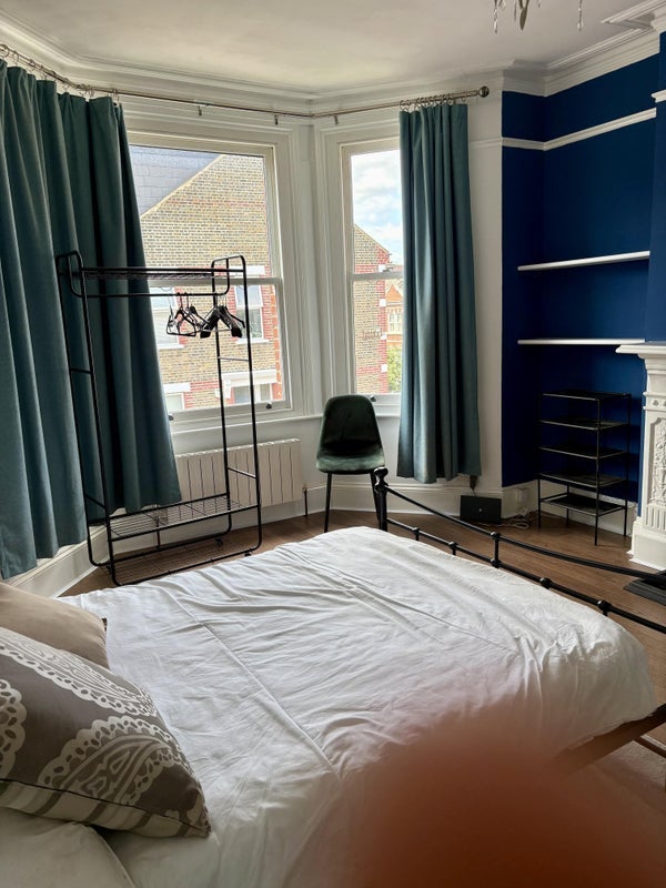 Room Chapter Road in Greater London