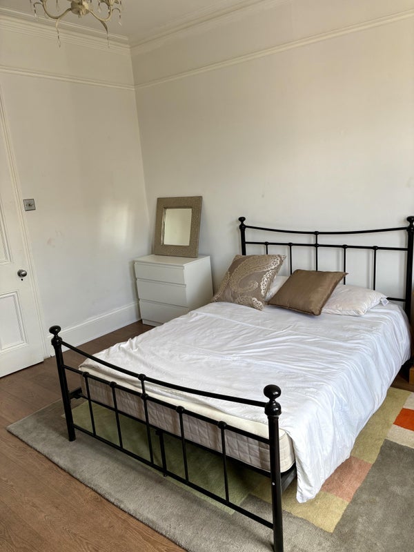 Room Chapter Road in Greater London