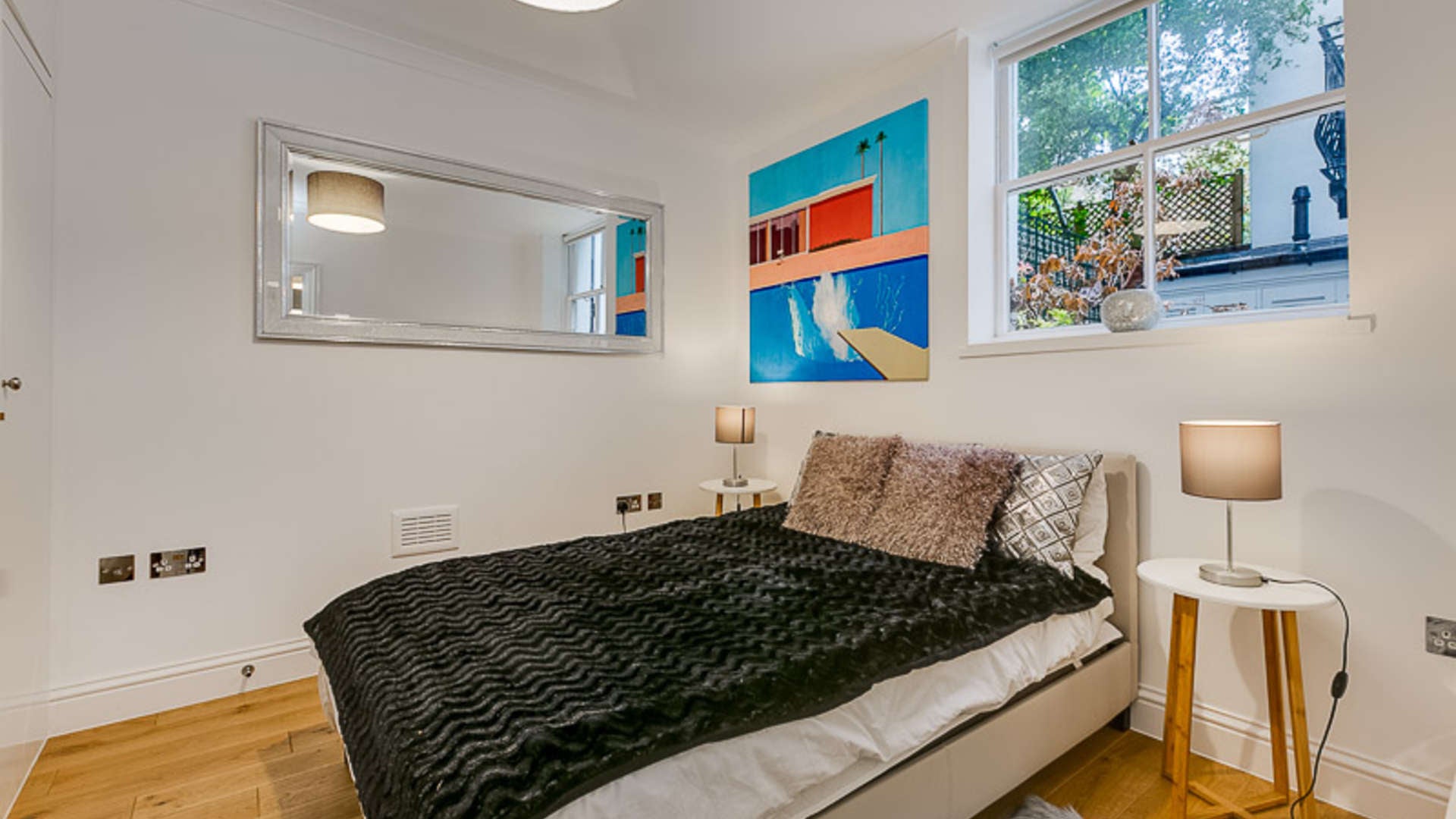Flat Cathcart Road in Greater London