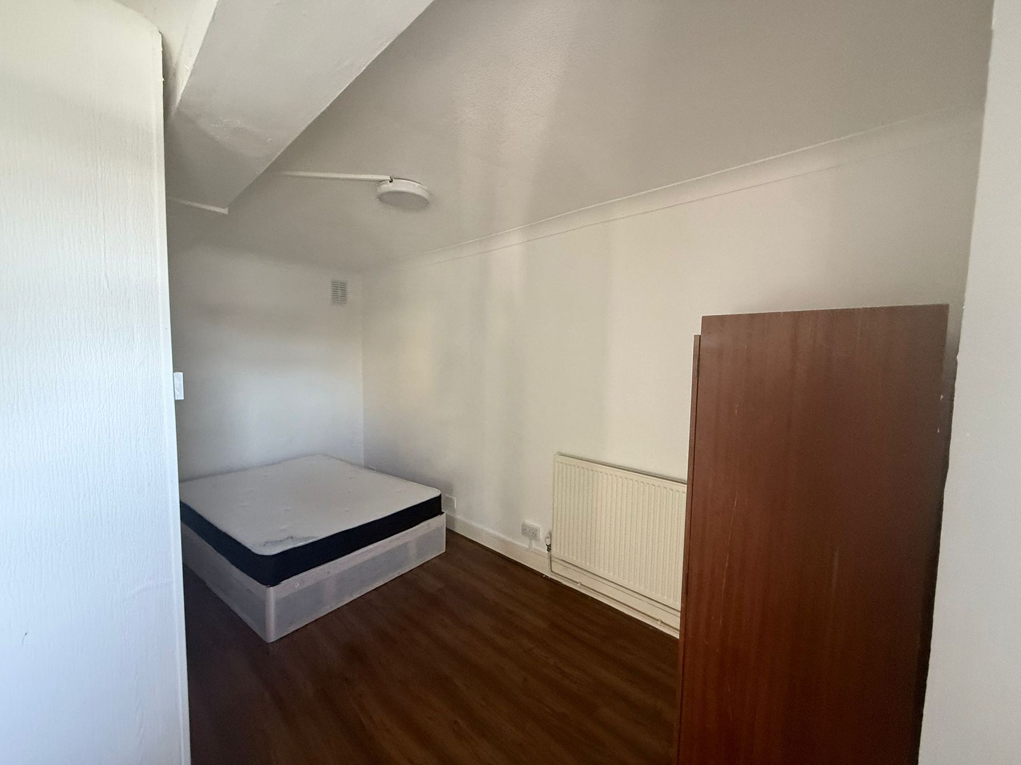 Flat Oakley Road in Greater London