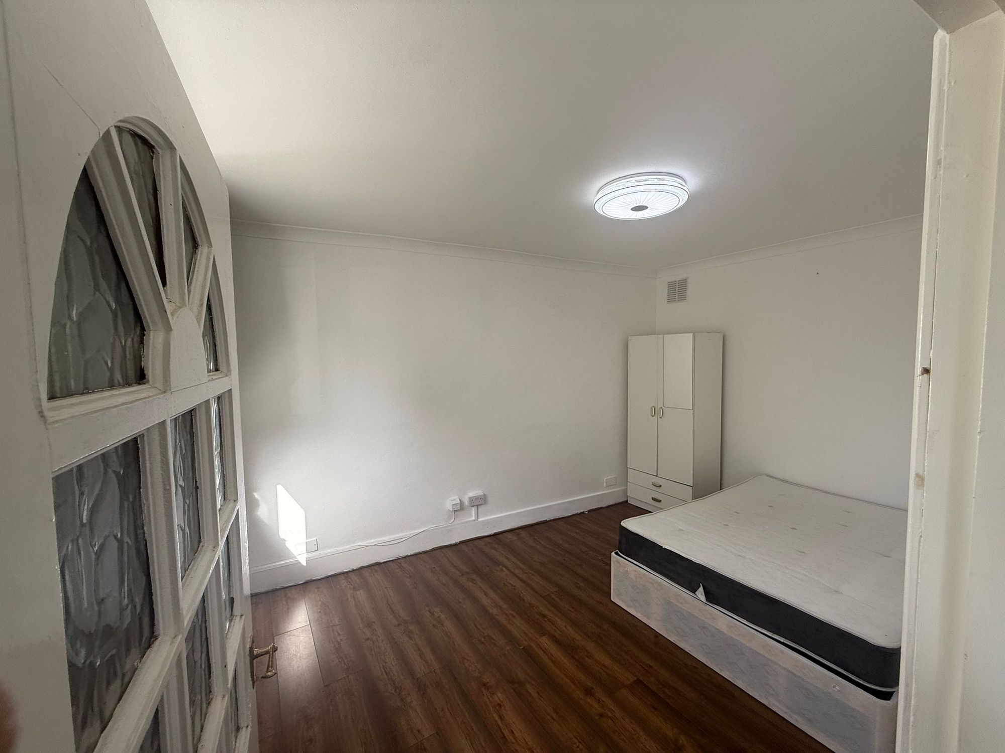 Flat Oakley Road in Greater London